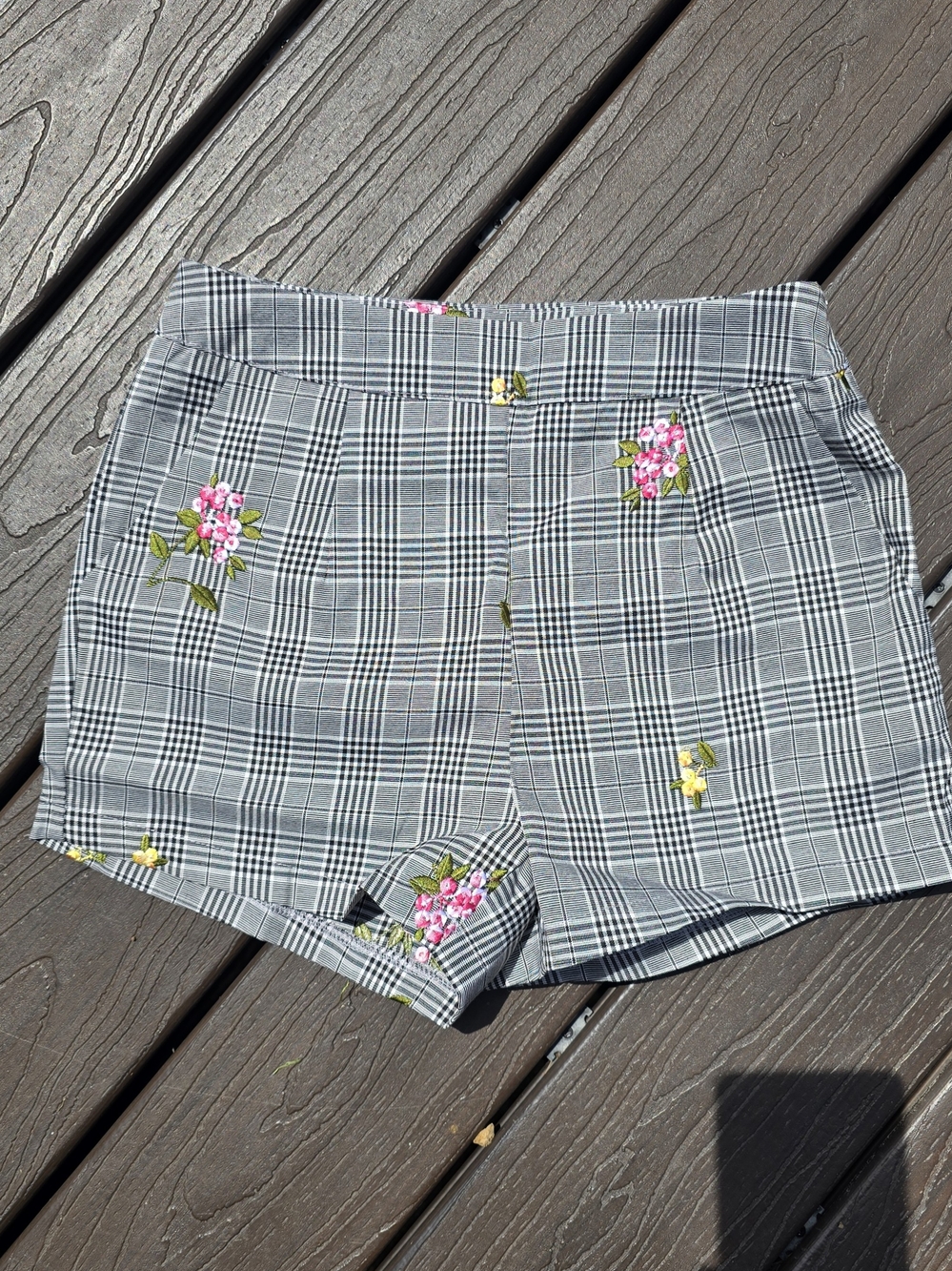Verte Plaid Women's Shorts with  Floral Embroidery, Size Small, NWOT